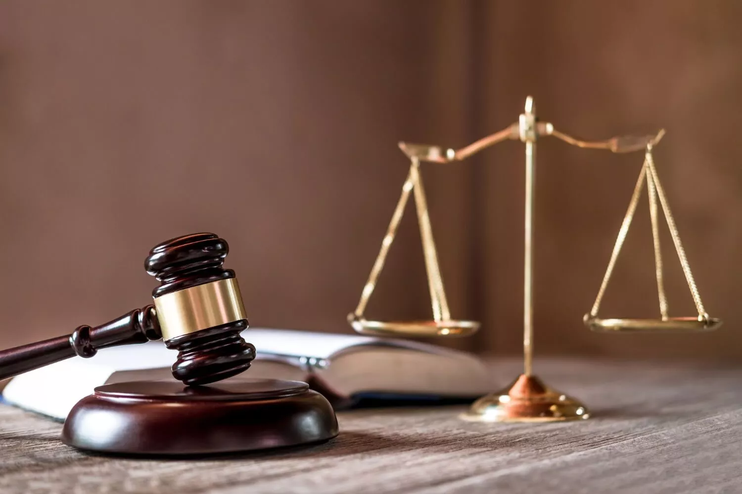 وکیل پایه یک شهرام چمنی در گیلان